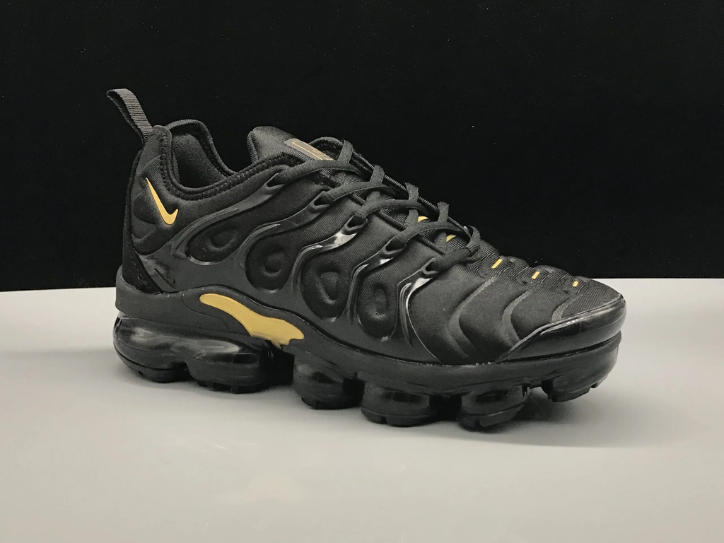 Nike vapormax plus black gold