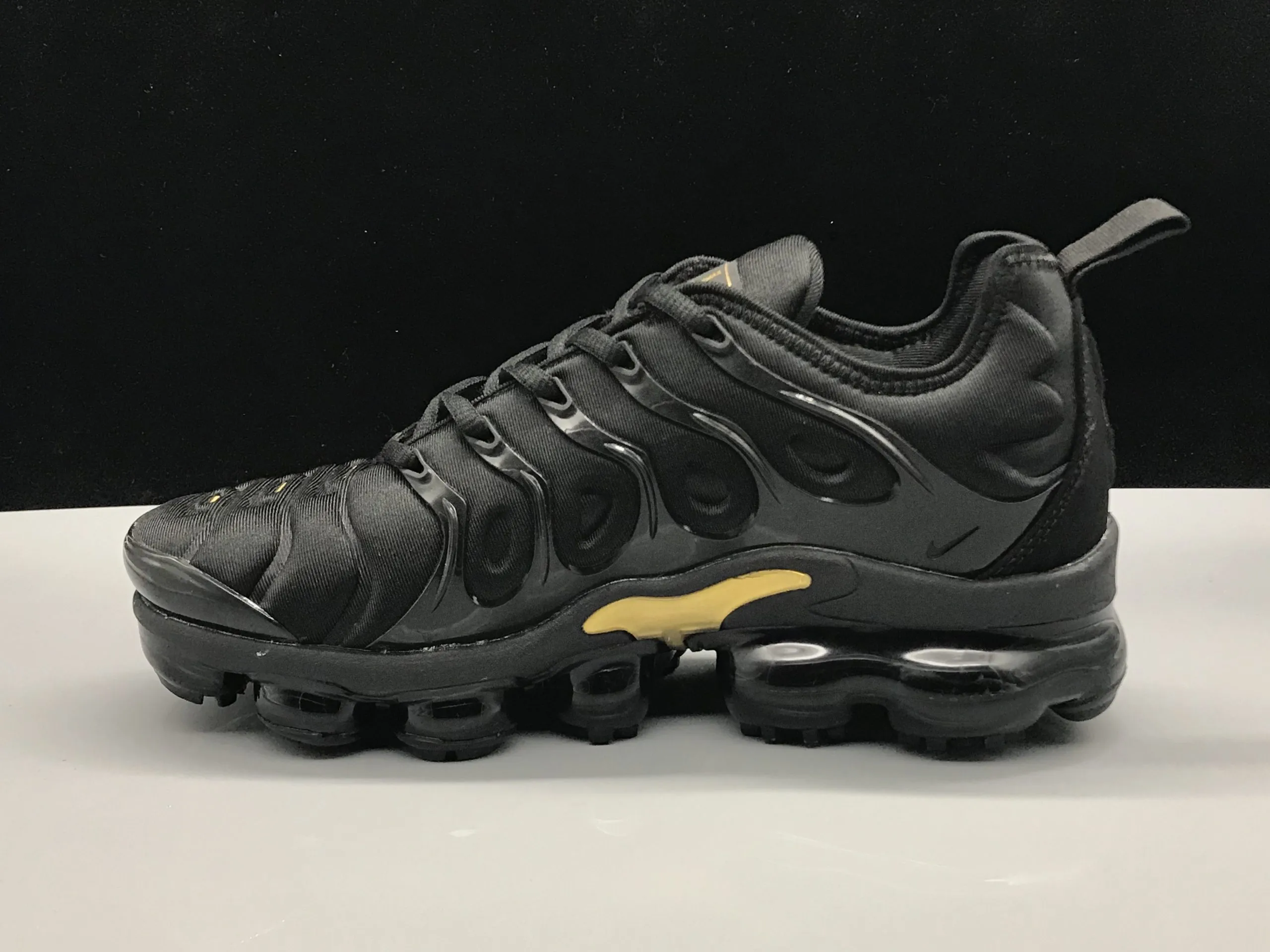 Nike vapormax plus black gold
