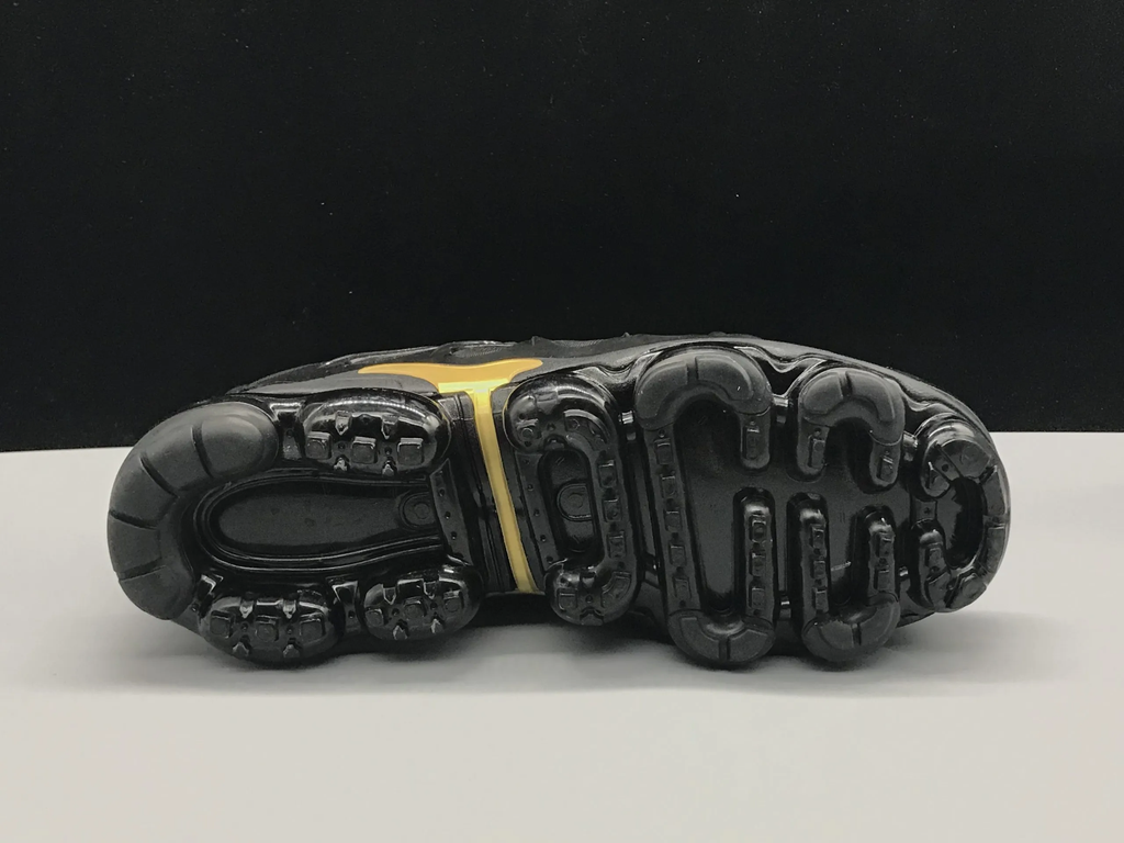 Nike vapormax plus black gold