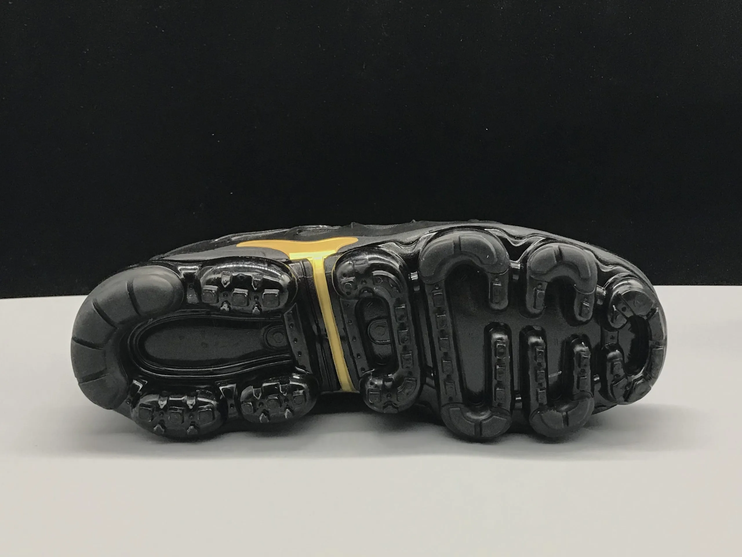 Nike vapormax plus black gold
