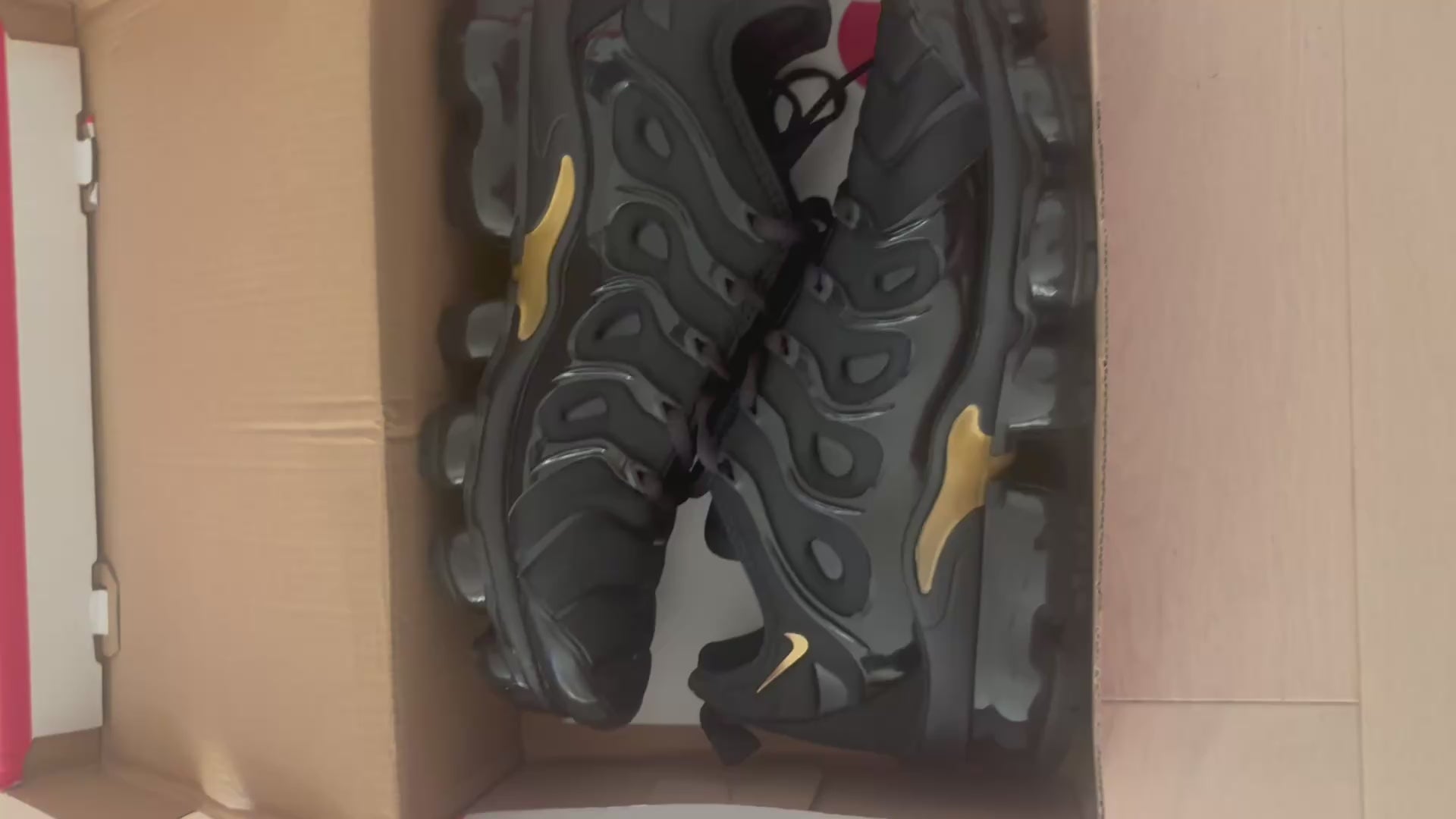 Nike vapormax plus black gold